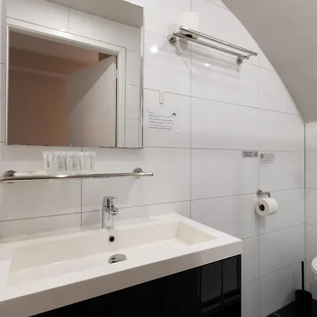 Midtown Triple מלון 3*